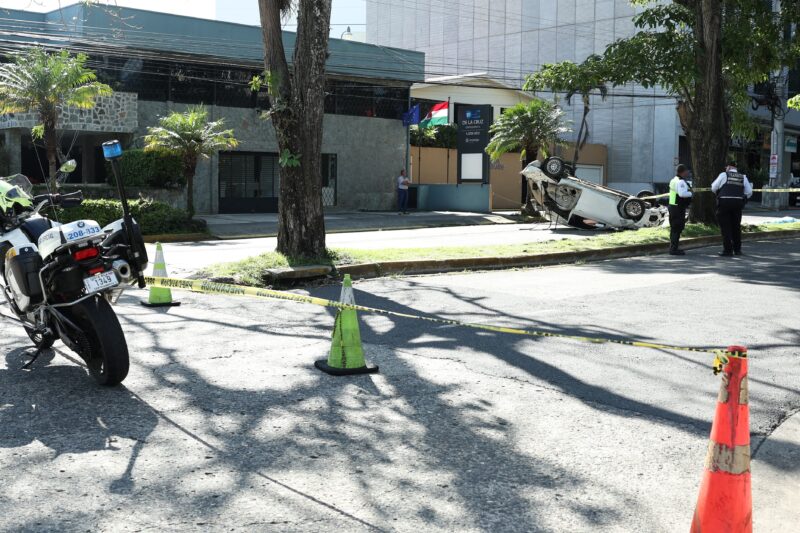 Vuelco de carro en San José. Foto: Raquel Vargas.