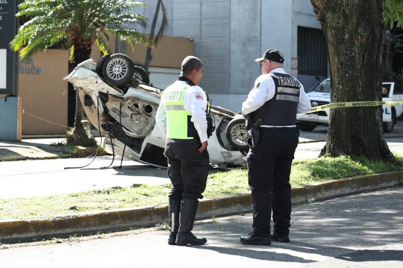 Vuelco de carro en San José. Foto: Raquel Vargas. 