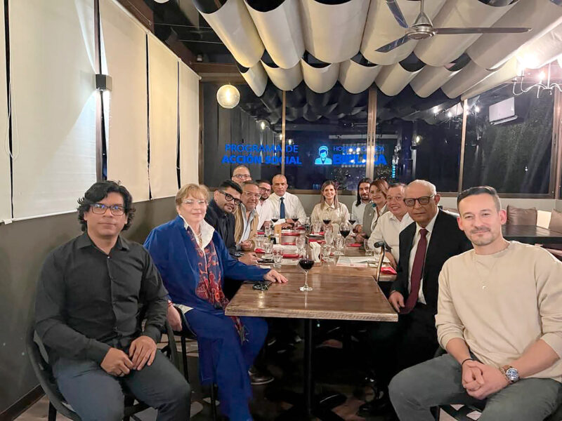 En la foto aparecen exministros y representantes de distintas agrupaciones.