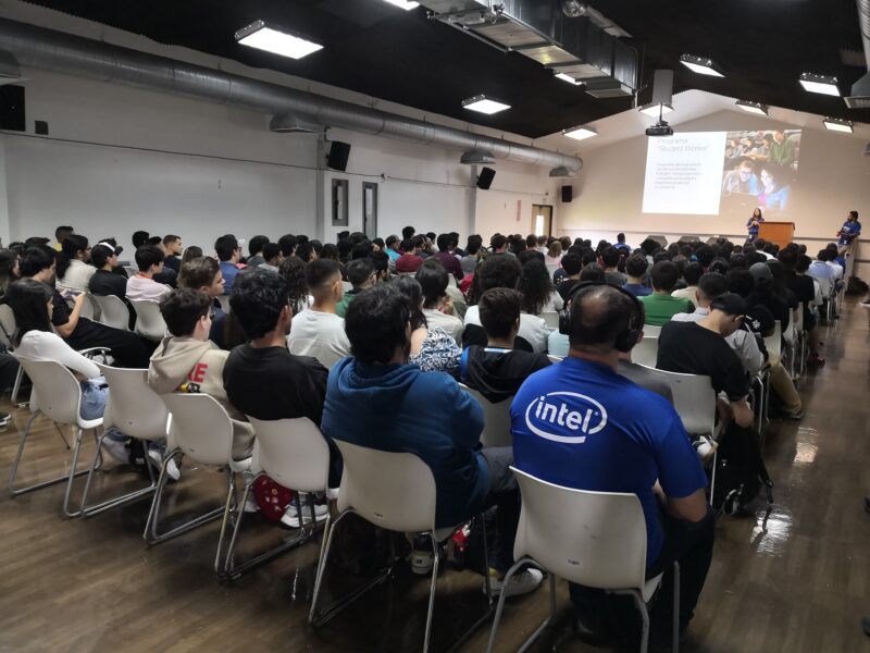 Intel acerca a jóvenes universitarios a la realidad del mercado laboral. Foto: cortesía.