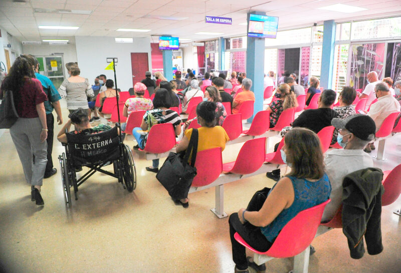 Más de un millón de ticos espera ser atendidos en la CCSS.