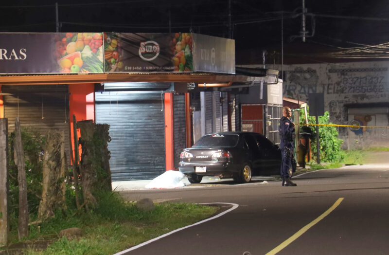 2 hombres a bordo de una moto le dispararon.