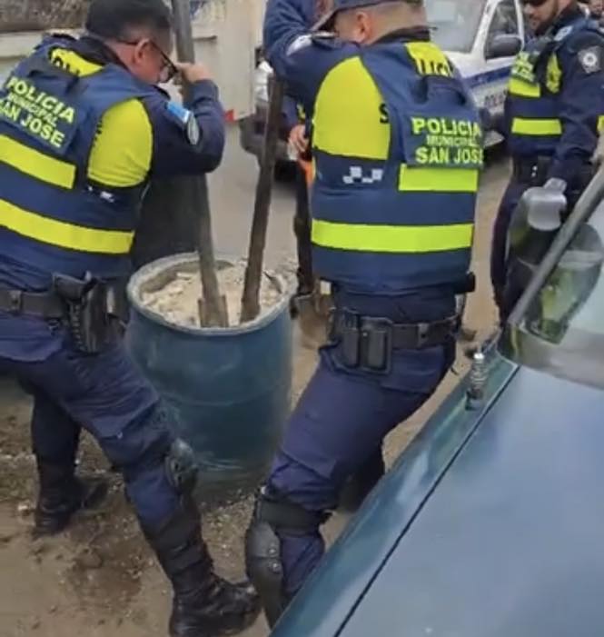 Así destruyen barricadas colocadas por criminales en Hatillo