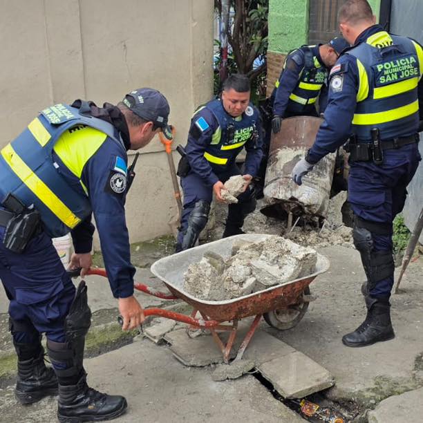 Así destruyen barricadas colocadas por criminales en Hatillo