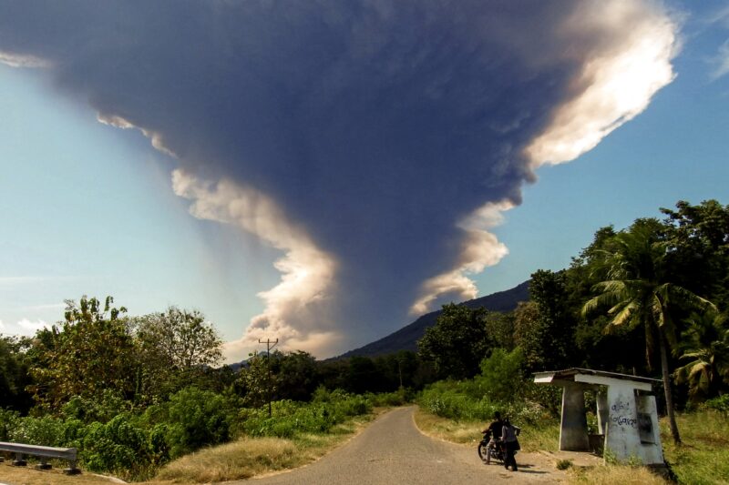 Volcán Lewotobi Laki-laki sacude Indonesia. Foto: AFP.