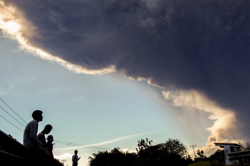 Volcán Lewotobi Laki-laki sacude Indonesia. Foto: AFP. 