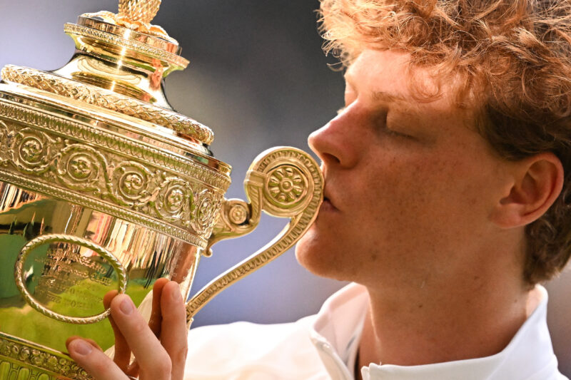 Tenista italiano Jannik Sinner con su trofeo. Foto: AFP. 