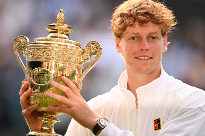 Tenista italiano Jannik Sinner con su trofeo. Foto: AFP. 