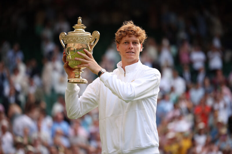 Tenista italiano Jannik Sinner con su trofeo. Foto: AFP.