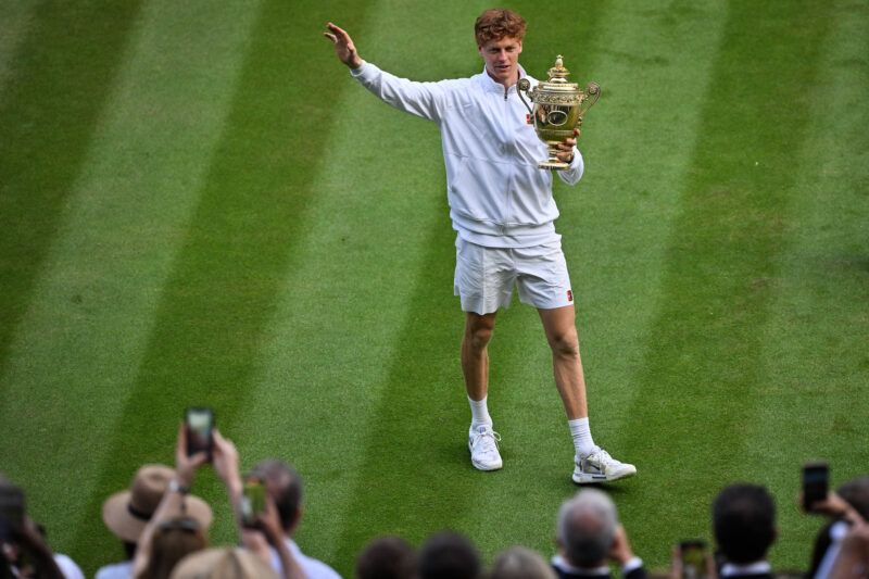 Tenista italiano Jannik Sinner con su trofeo. Foto: AFP. 