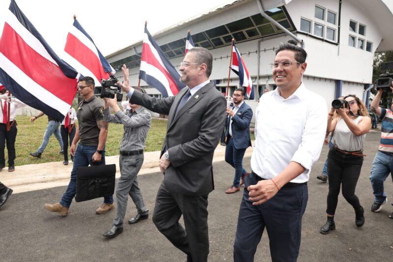 Rodrigo Chaves asistió a la inauguración del nuevo tanque en La Uruca. Foto: Wilbert Hernández.