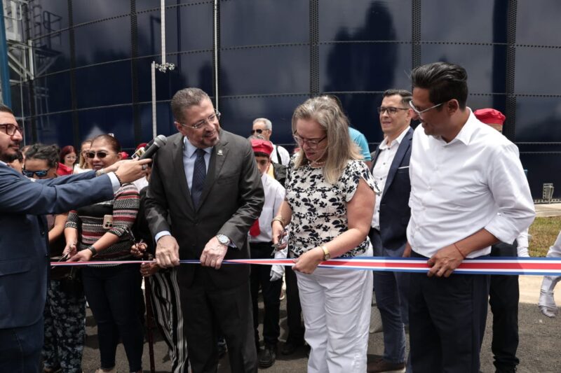Rodrigo Chaves asistió a la inauguración del nuevo tanque en La Uruca. Foto: Wilbert Hernández.