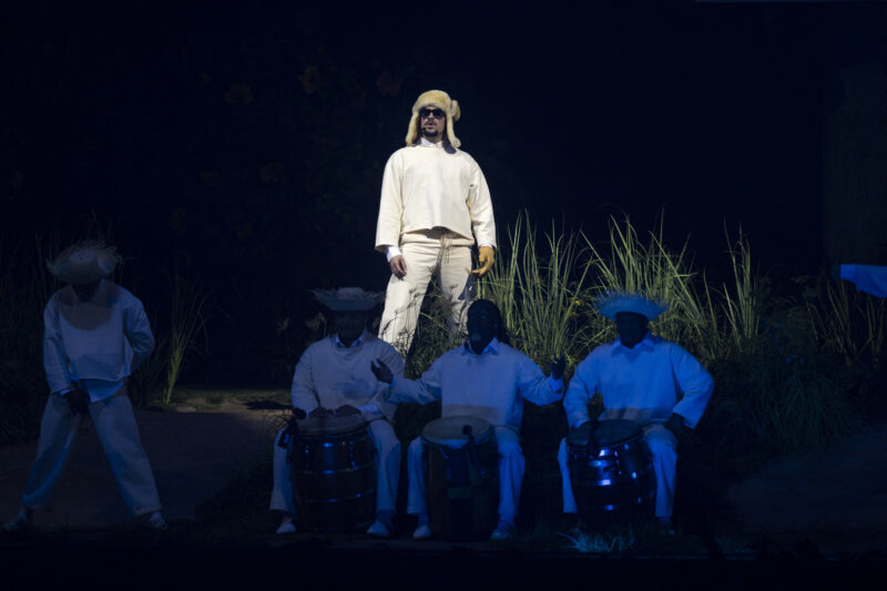El cantante puertorriqueño Bad Bunny se presenta en el escenario durante el primer espectáculo de su residencia de conciertos de 30 fechas en el Coliseo de Puerto Rico en San Juan, Puerto Rico. Foto: AFP. 