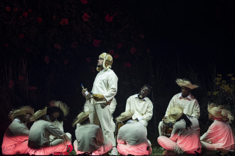 El cantante puertorriqueño Bad Bunny se presenta en el escenario durante el primer espectáculo de su residencia de conciertos de 30 fechas en el Coliseo de Puerto Rico en San Juan, Puerto Rico. Foto: AFP. 