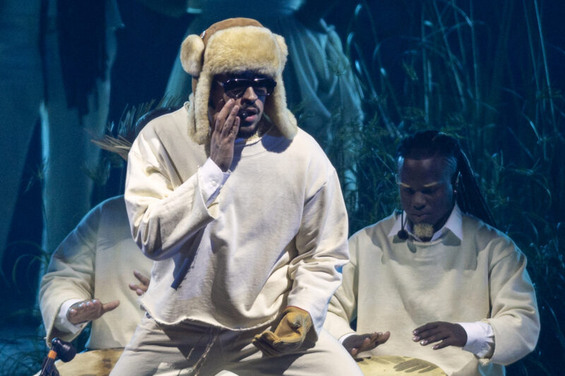 El cantante puertorriqueño Bad Bunny se presenta en el escenario durante el primer espectáculo de su residencia de conciertos de 30 fechas en el Coliseo de Puerto Rico en San Juan, Puerto Rico. Foto: AFP.