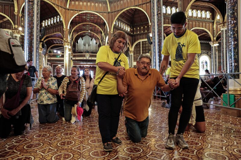 Filas a las afueras de Basílica de los Ángeles en Cartago. Foto: Wilbert Hernández.