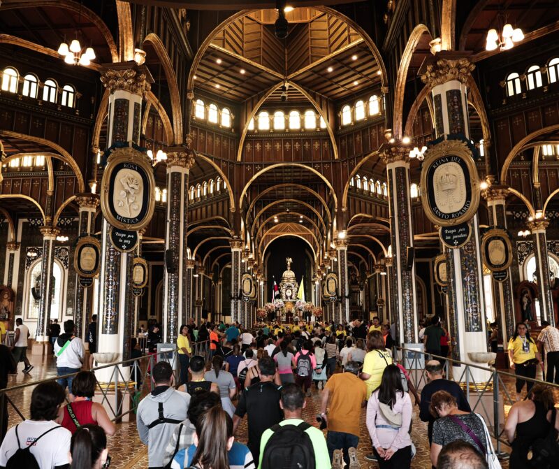 Filas a las afueras de Basílica de los Ángeles en Cartago. Foto: Wilbert Hernández.
