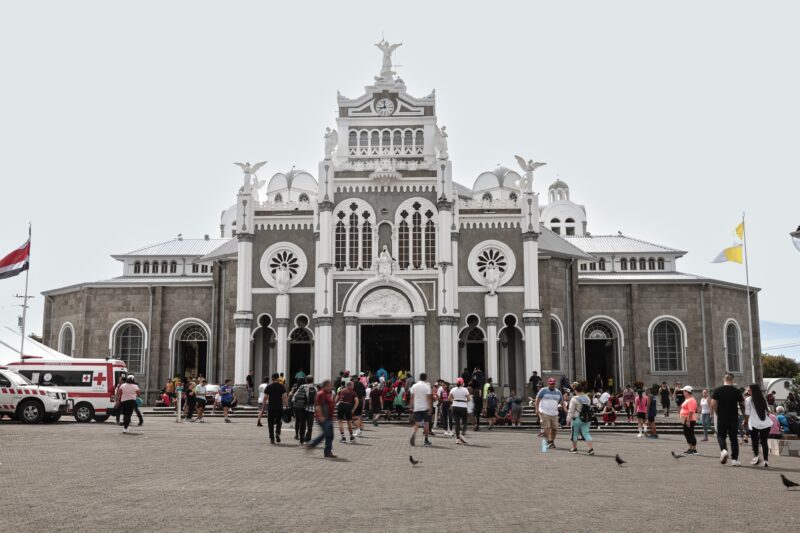 Filas a las afueras de Basílica de los Ángeles en Cartago. Foto: Wilbert Hernández.