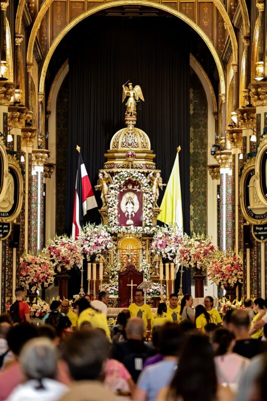 Filas a las afueras de Basílica de los Ángeles en Cartago. Foto: Wilbert Hernández.