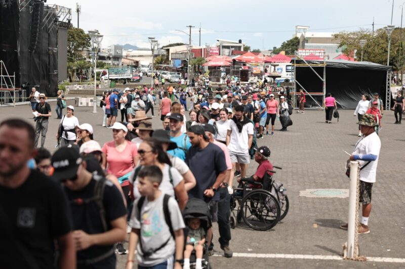 Filas a las afueras de Basílica de los Ángeles en Cartago. Foto: Wilbert Hernández.