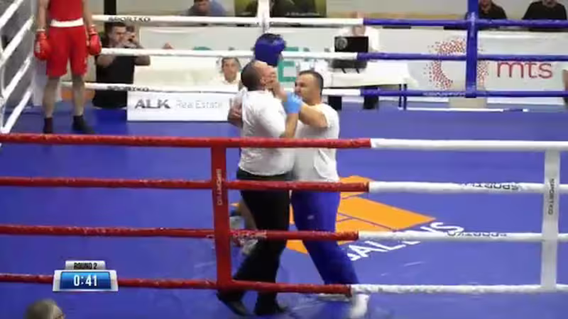 Entrenador de boxeo agrede árbitro en pleno torneo.