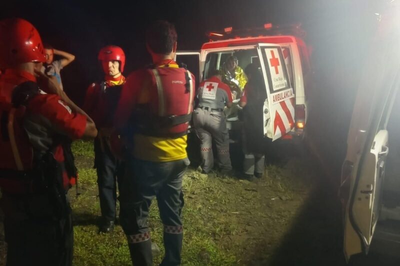 Rescate en río. Foto: Cruz Roja.