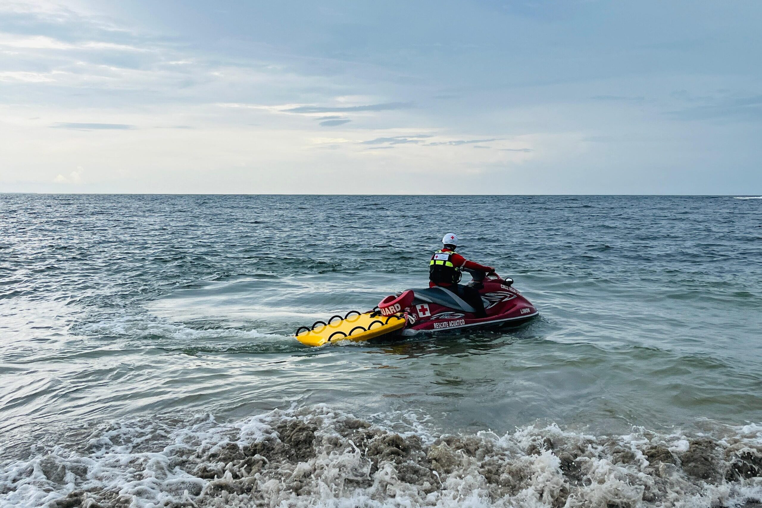 Nuevo accidente acuático: menor es arrastrado por el mar en playa Bejuco
