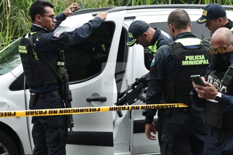 Sujetos portaban armas y estaban vestidos como agentes del OIJ. Foto: Wilbert Hernández.