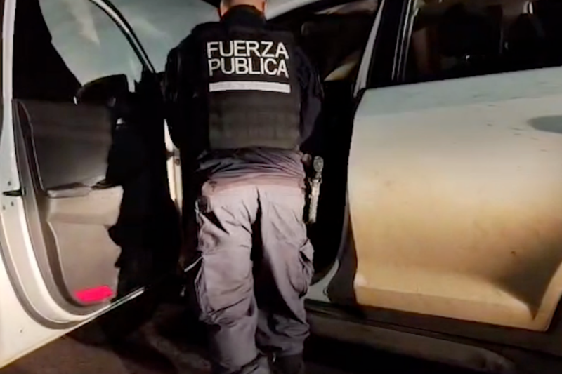 sujetos tras evadir control y lanzar 2.5 kilos de droga
