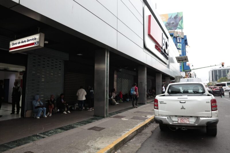 Personas hacen fila para adquirir moneda de colección. Foto: Wilbert Hernández. 