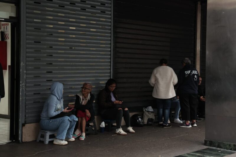 Personas hacen fila para adquirir moneda de colección. Foto: Wilbert Hernández.