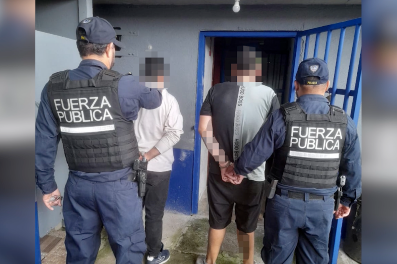 sujetos tras evadir control y lanzar 2.5 kilos de droga