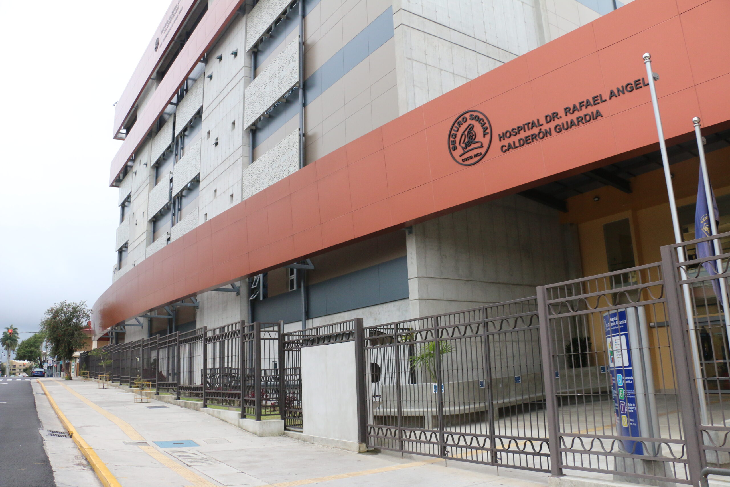 Agentes decomisan documentos en el hospital Calderón Guardia
