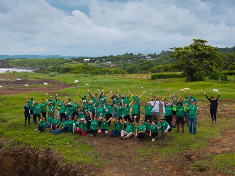 Jornada de voluntariado ambiental en playa Guacalillo. Foto: cortesía.
