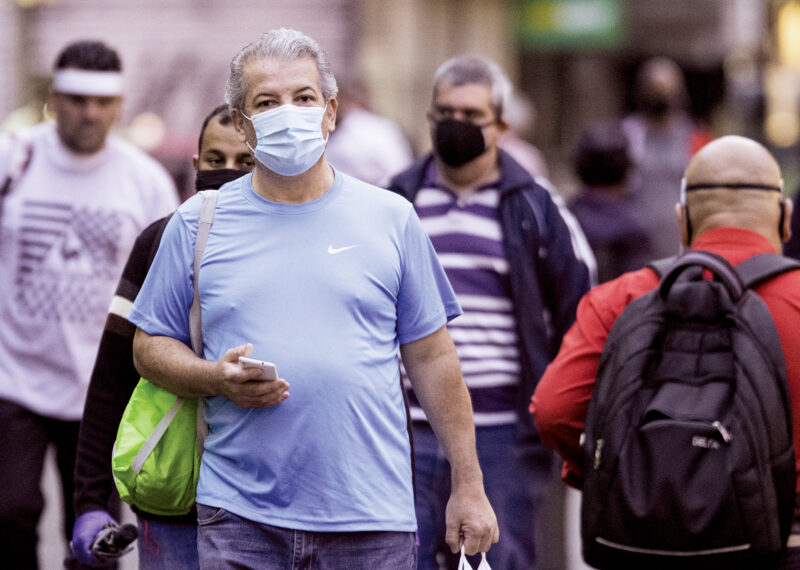 La nueva cepa se caracteriza por provocar dolor de garganta.