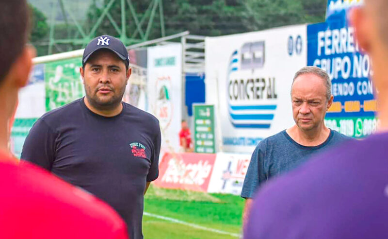 Leonardo Cova junto al presidente Jorge Arias.