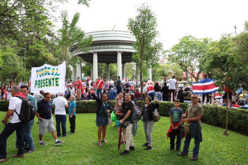 Parque Morazán se llena con seguidores del Rodriguismo. Foto: Mauricio Aguilar.