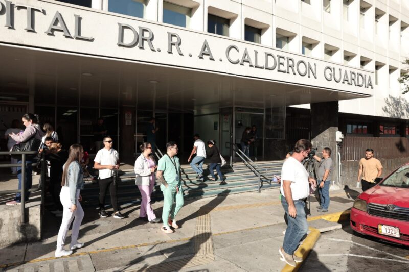 Personal del Calderón Guardia protesta por sobrecarga laboral. Foto: Wilbert Hernández.