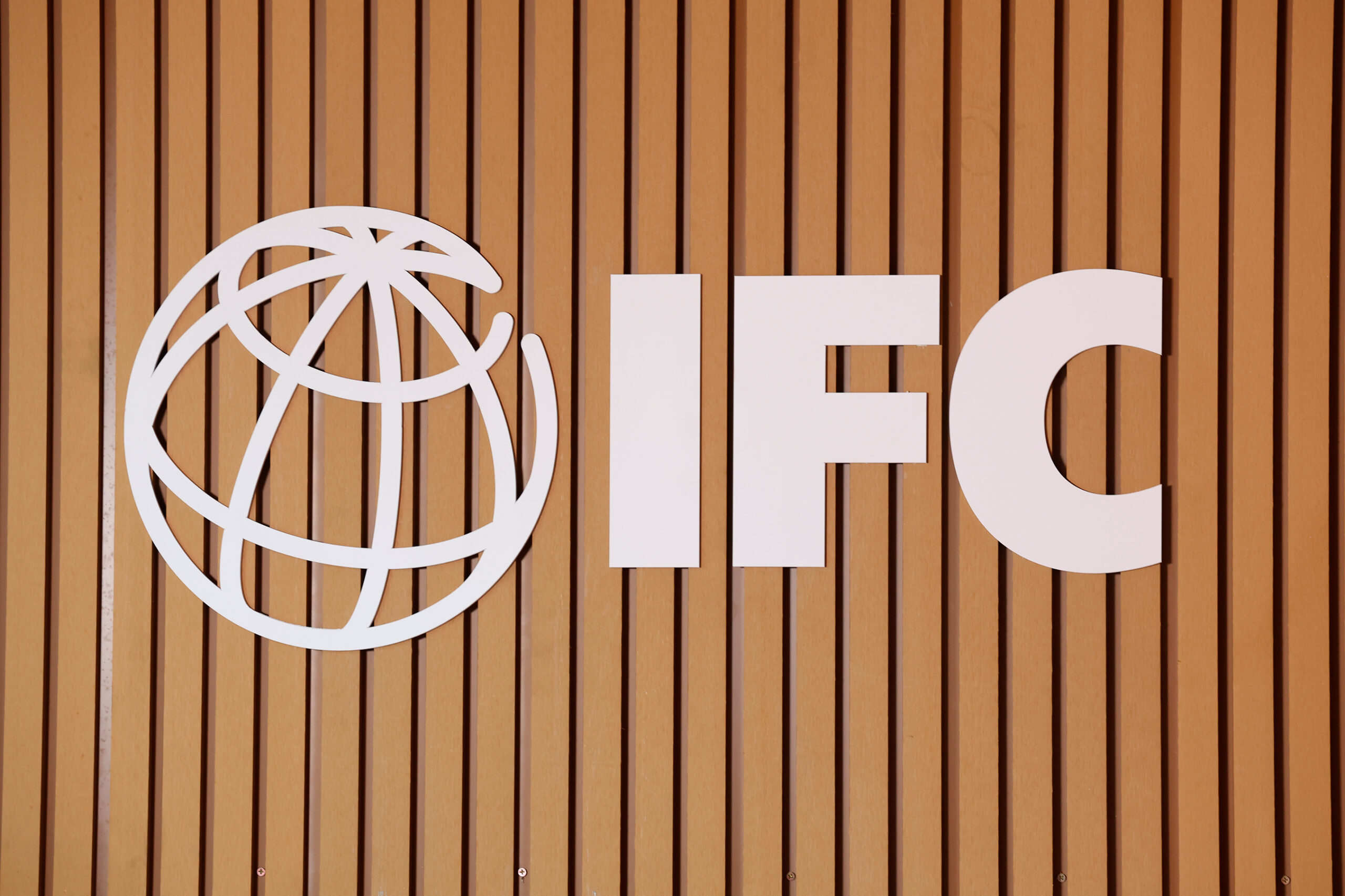 Firman acuerdo de $200 millones para fortalecer mipymes