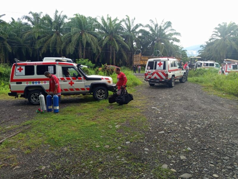 Carro que cayó a poza tras choque. Foto: Cruz Roja.