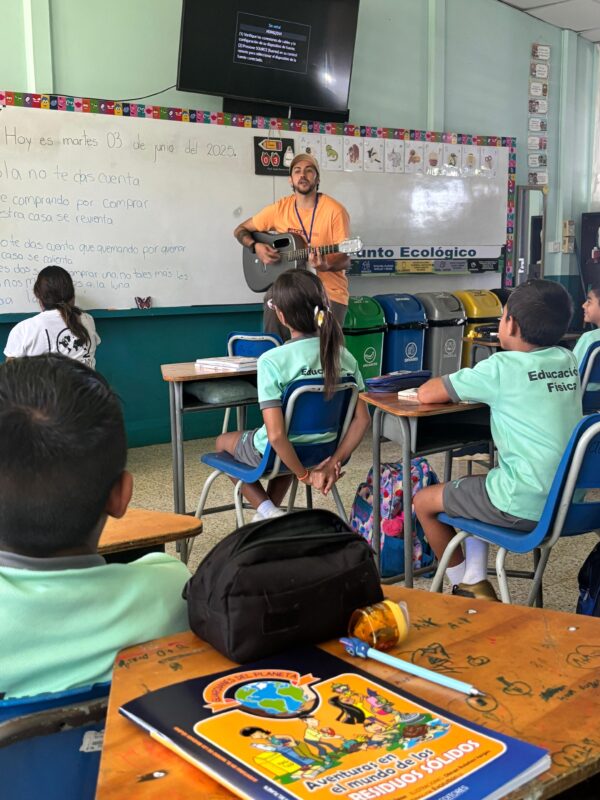 8 escuelas de Grecia, Alajuela forman en sus aulas a guardianes del planeta. Foto: cortesía. 