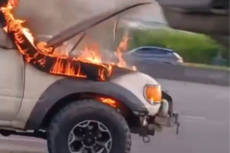 Carro en llamas en la Ruta 27.