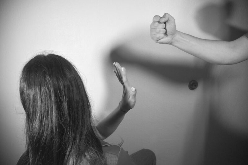 Urge una acción coordinada contra la violencia a mujeres