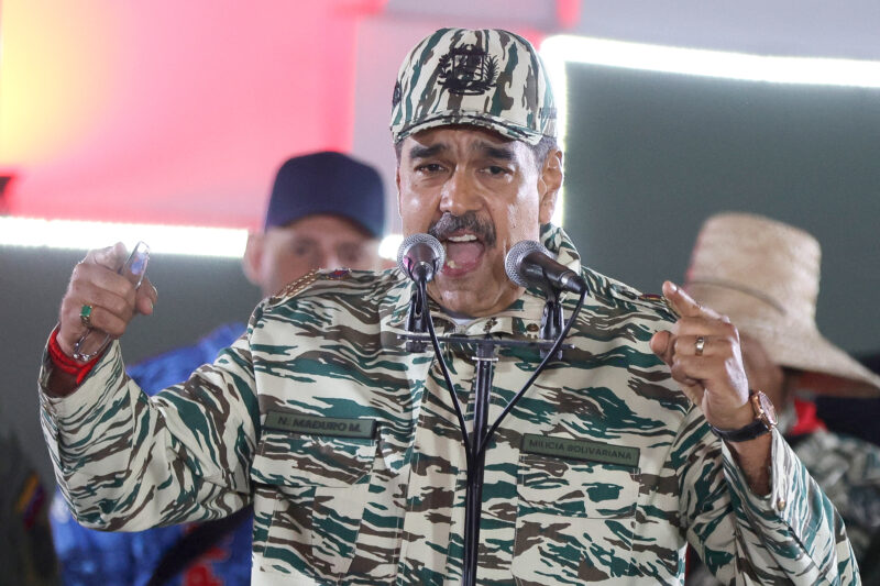Maduro ha pedido a las personas defender “la amenaza”.