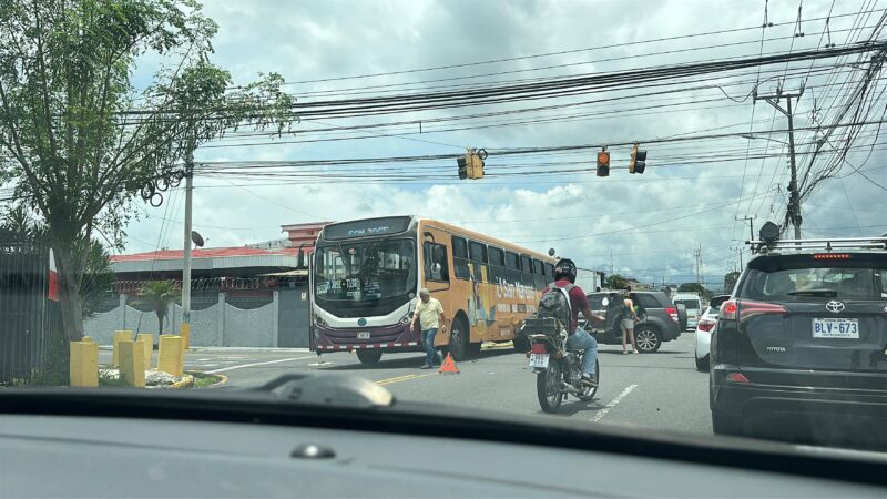 Choque entre carro y bus.
