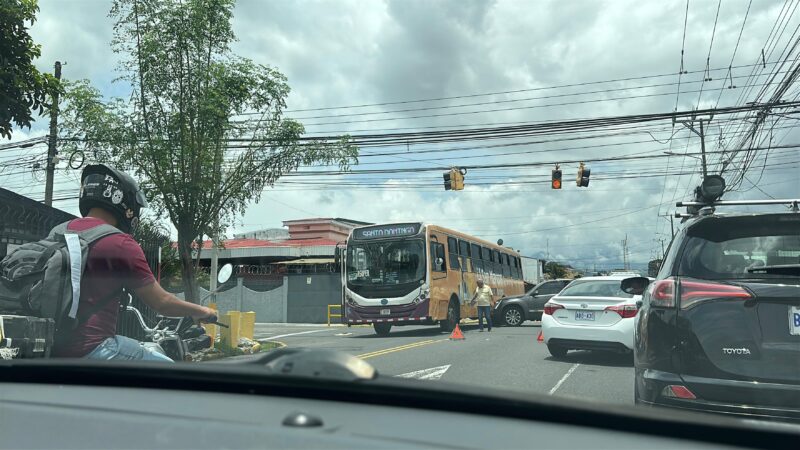 Choque entre carro y bus.