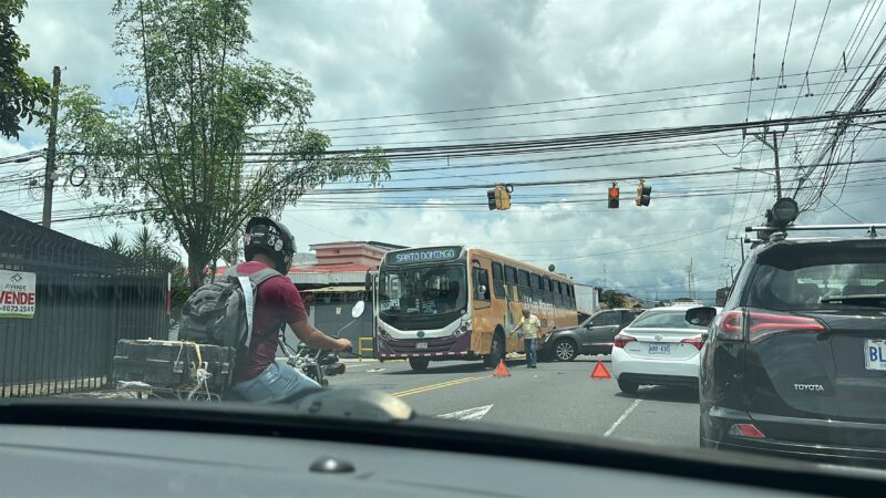 Choque entre carro y bus.