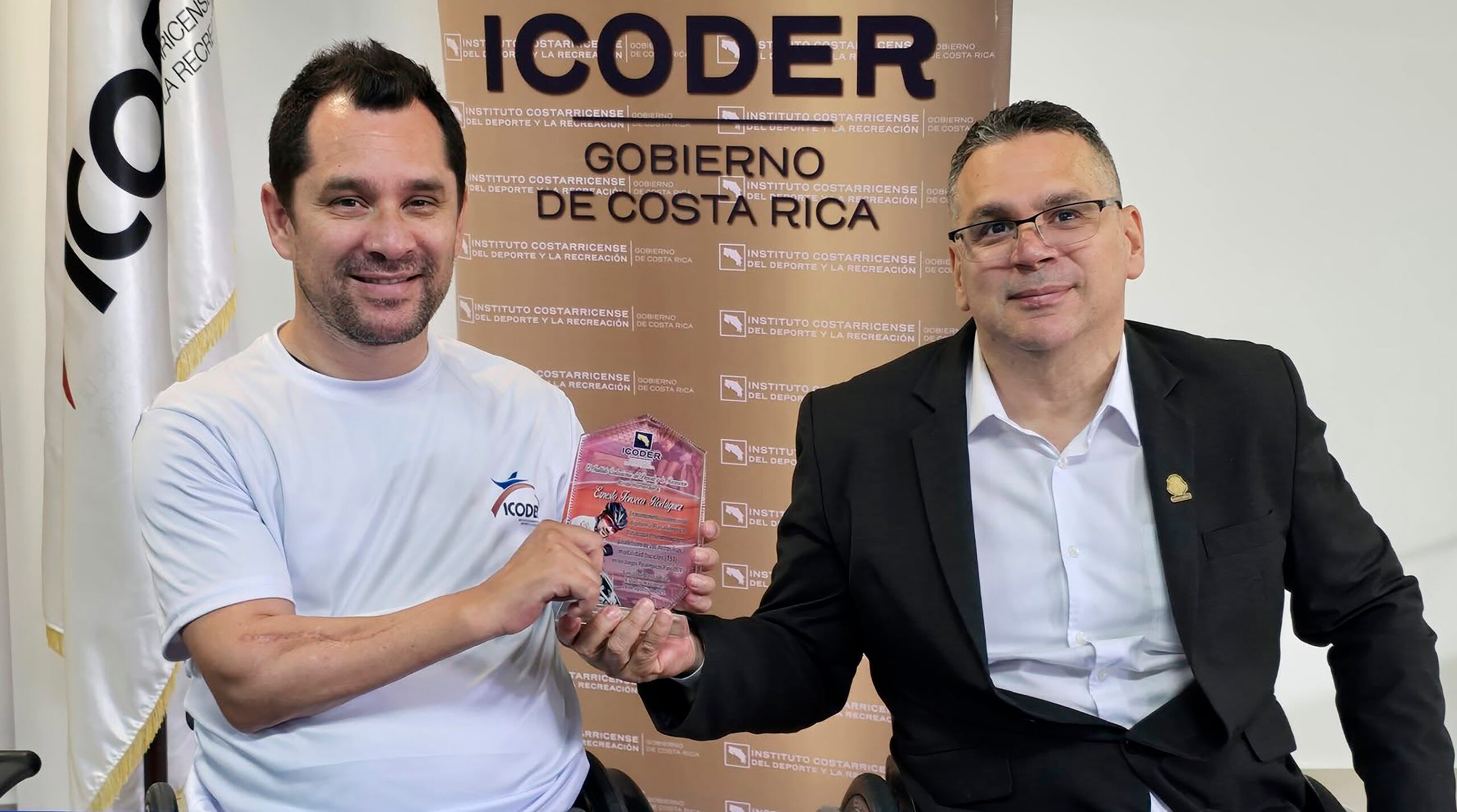 ICODER los premia con dinero