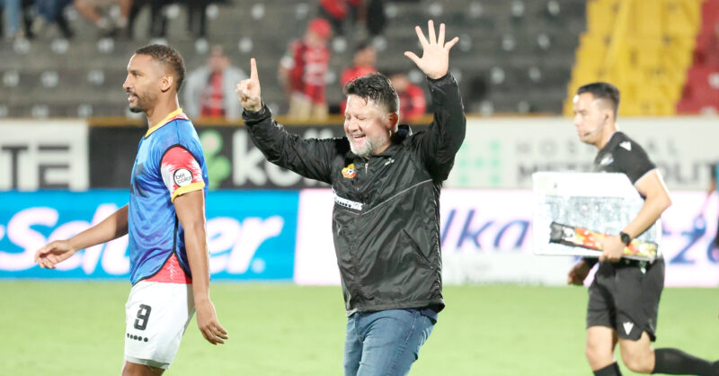 Jafet Soto bailó y tiró besos al cierre del partido.