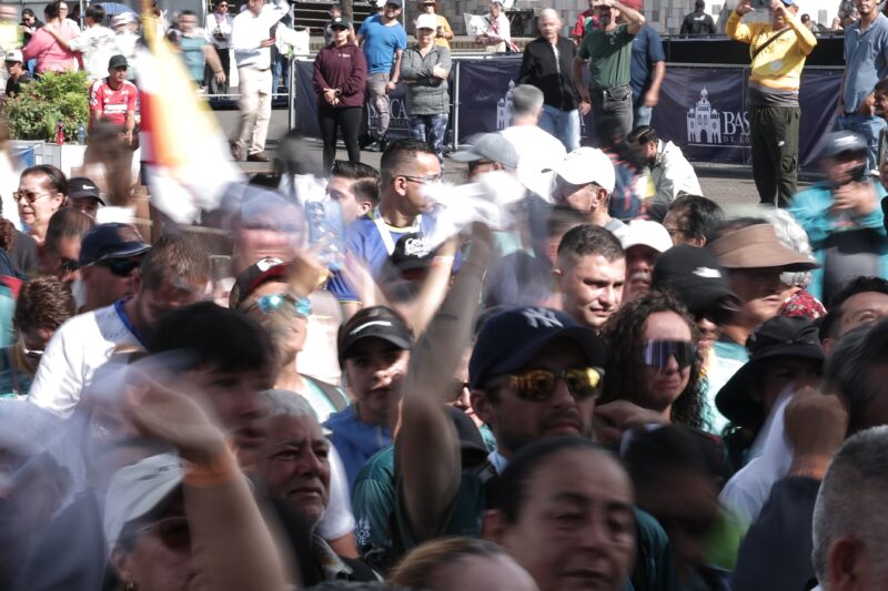 Personas mueven sus pañuelos en forma de saludo a La Virgen. Foto: Wilbert Hernández.
